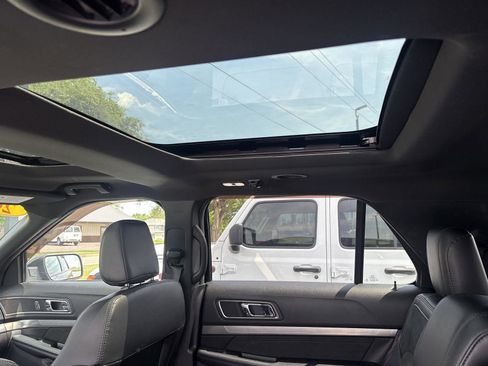 Used 2019 Ford Explorer XLT w/ XLT Sport Appearance Package AWD/4WD image 16