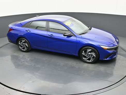 Certified 2025 Hyundai Elantra Sport image 29