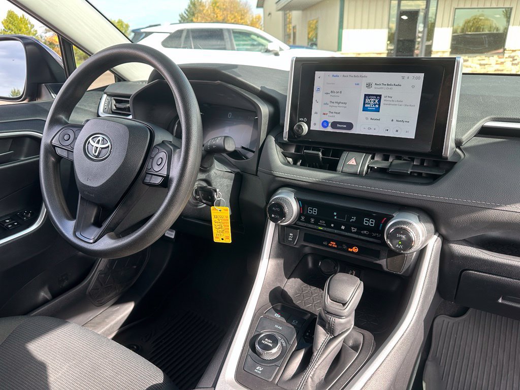 Used 2024 Toyota RAV4 LE AWD/4WD image 32