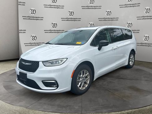 Used 2024 Chrysler Pacifica Touring-L FWD image 1