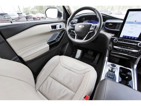 Certified 2024 Ford Explorer Platinum w/ Technology Package AWD/4WD image 11