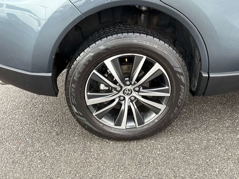 Used 2021 Toyota Venza LE image 7