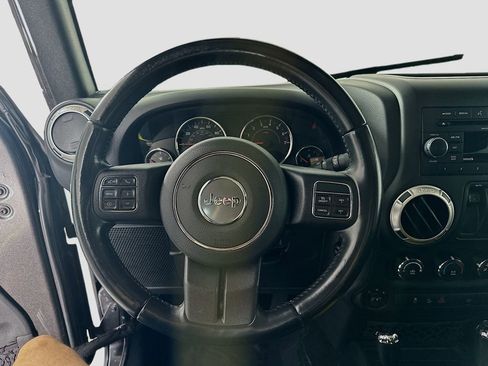Used 2018 Jeep Wrangler Sahara w/ Connectivity Group AWD/4WD image 12