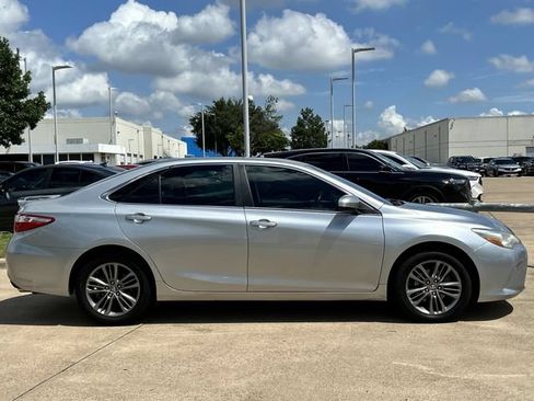 Used 2017 Toyota Camry SE FWD image 3