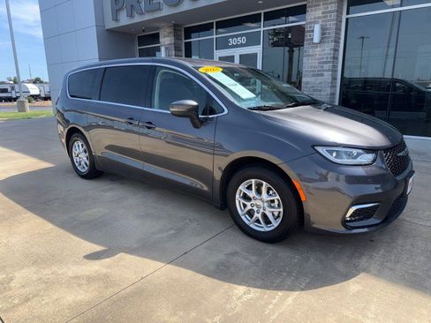 Used 2023 Chrysler Pacifica Touring-L FWD image 3