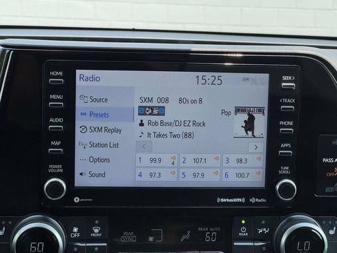Used 2022 Toyota Highlander XLE FWD image 3