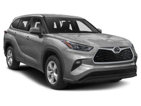 Used 2022 Toyota Highlander LE AWD/4WD image 6
