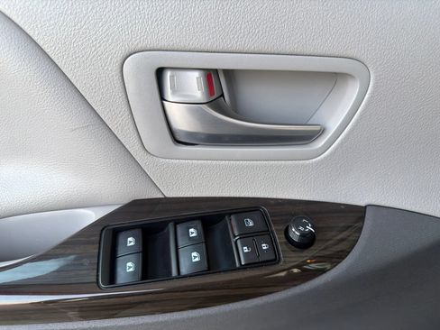 Used 2019 Toyota Sienna XLE FWD image 4