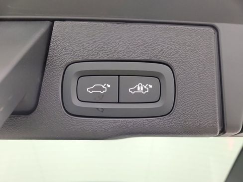 Used 2025 Volvo XC60 B5 Core image 11