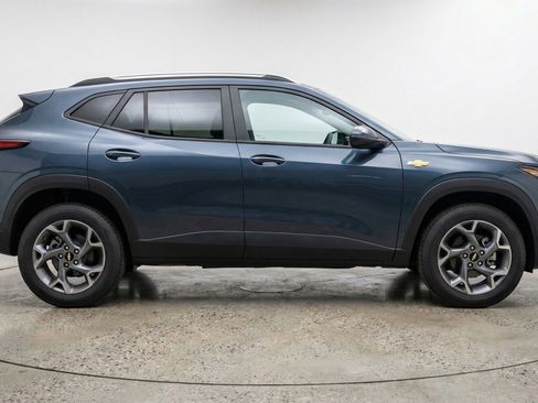 Used 2025 Chevrolet Trax LT image 11