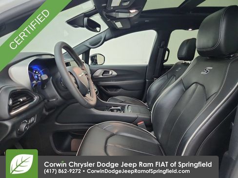 Certified 2025 Chrysler Pacifica Limited FWD image 18