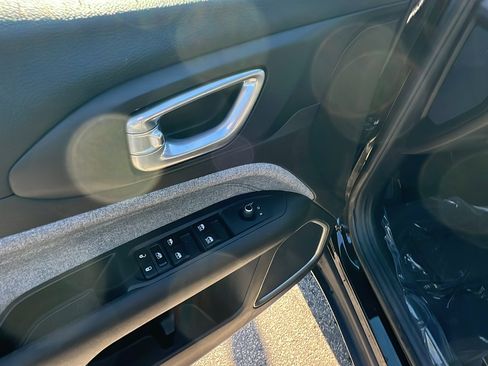 Used 2024 Jeep Compass Latitude image 15