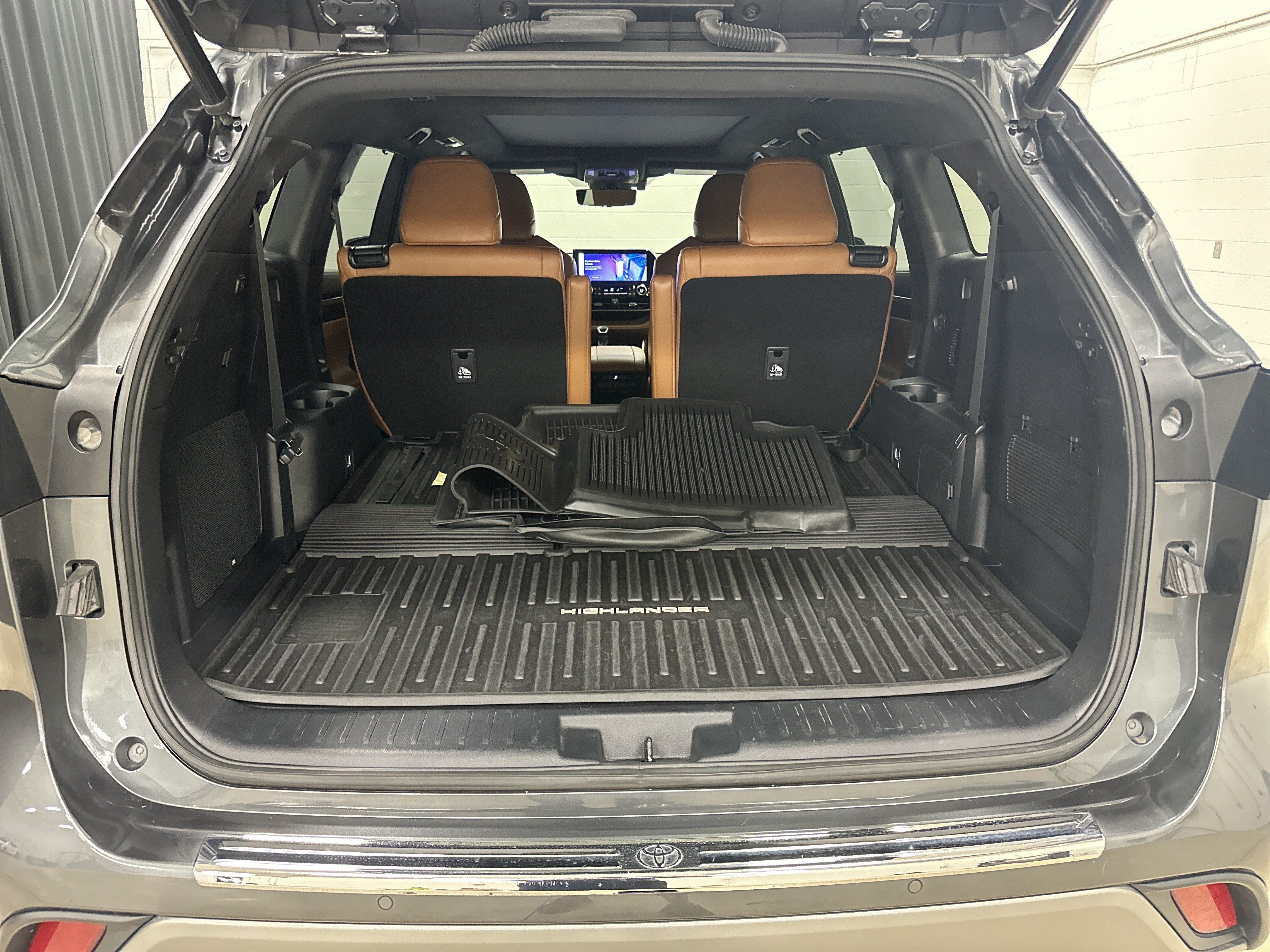 Used 2023 Toyota Highlander Platinum AWD/4WD image 33