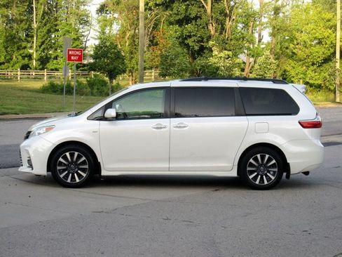 Used 2019 Toyota Sienna XLE w/ XLE Navigation Package AWD/4WD image 6