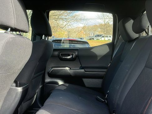 Used 2017 Toyota Tacoma TRD Sport image 22