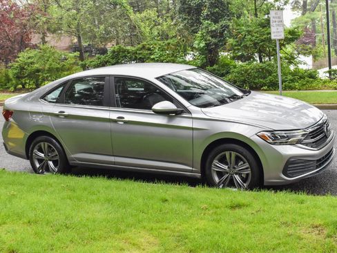 Used 2024 Volkswagen Jetta SE FWD image 10