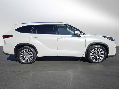 Certified 2022 Toyota Highlander Platinum image 2