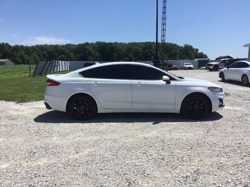 Used 2019 Ford Fusion SE w/ Equipment Group 151A FWD image 2