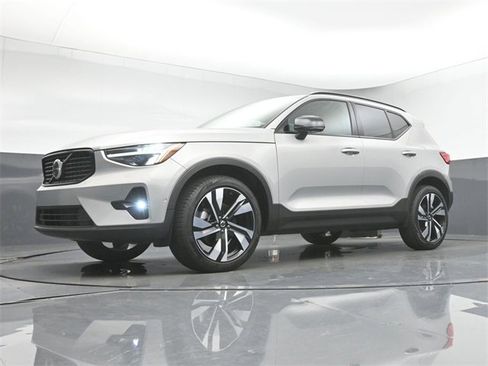 Used 2024 Volvo XC40 B5 Plus w/ Protection Package Premier image 38