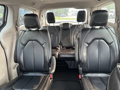 Used 2024 Chrysler Pacifica Touring-L FWD image 3