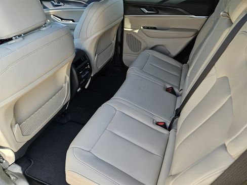 New 2025 Jeep Grand Cherokee Limited image 30