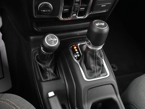 Used 2025 Jeep Wrangler Unlimited Sahara w/ Safety Group AWD/4WD image 26