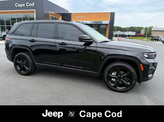 Used 2023 Jeep Grand Cherokee Limited w/ Black Appearance Package AWD/4WD video 1