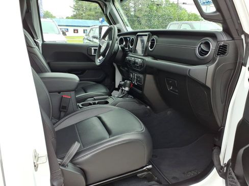 Used 2023 Jeep Wrangler Unlimited Sahara w/ Cold Weather Group AWD/4WD image 7