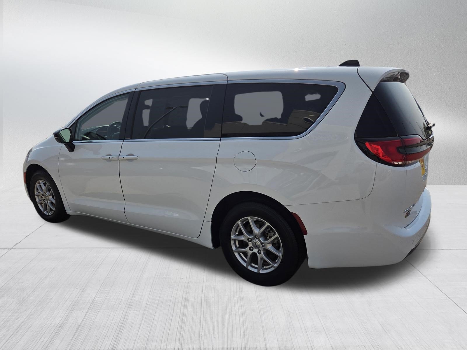 Used 2024 Chrysler Pacifica Touring-L FWD image 5