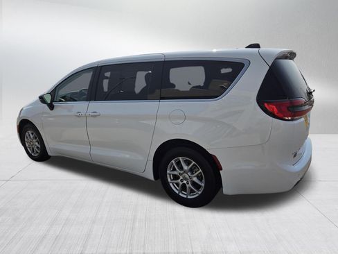 Used 2024 Chrysler Pacifica Touring-L FWD image 5