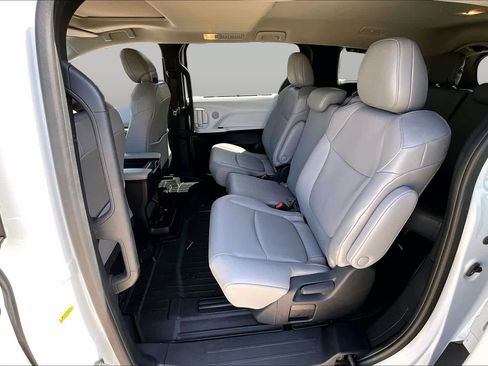 Used 2026 Toyota Sienna XLE FWD image 21