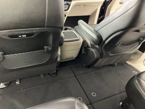 Used 2024 Chrysler Pacifica Touring-L FWD image 44
