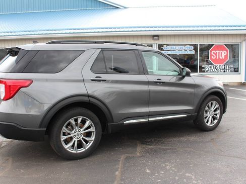 Used 2022 Ford Explorer XLT w/ Equipment Group 202A image 4