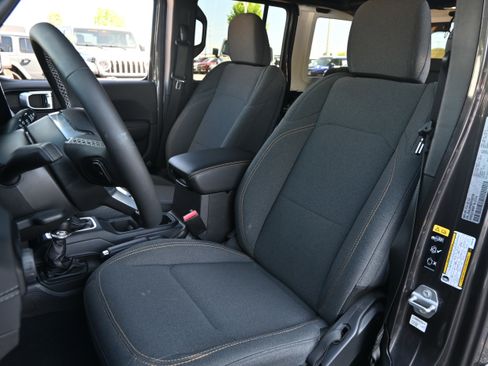 Used 2025 Jeep Wrangler Unlimited Sahara w/ Safety Group AWD/4WD image 16