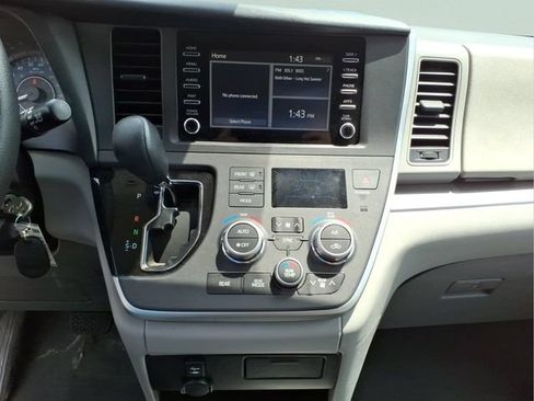 Used 2020 Toyota Sienna L FWD image 18