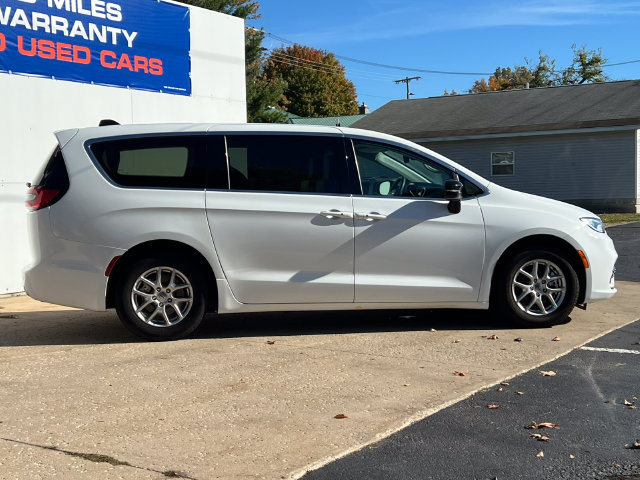 Used 2024 Chrysler Pacifica Touring-L FWD image 50