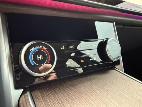 Used 2023 Land Rover Range Rover SE image 25