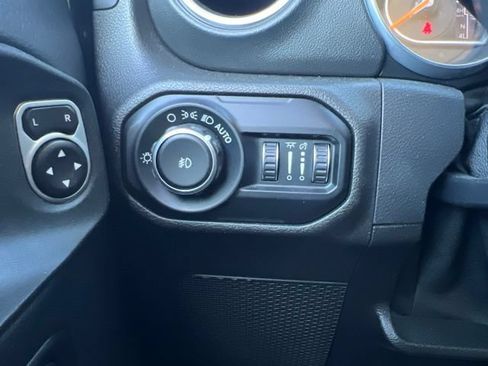 Used 2018 Jeep Wrangler Unlimited Sahara AWD/4WD image 21