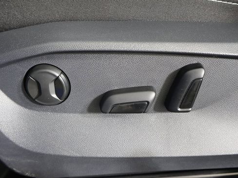 Used 2022 Volkswagen Taos SEL image 34