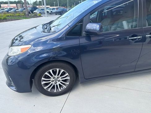 Used 2019 Toyota Sienna XLE Premium FWD image 3