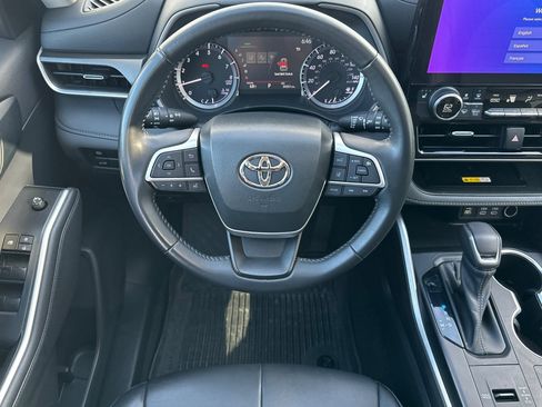 Used 2023 Toyota Highlander XLE image 13