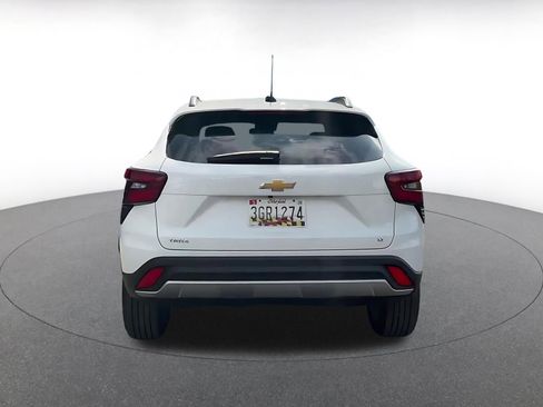 Used 2025 Chevrolet Trax LT w/ LT Convenience Package FWD image 12