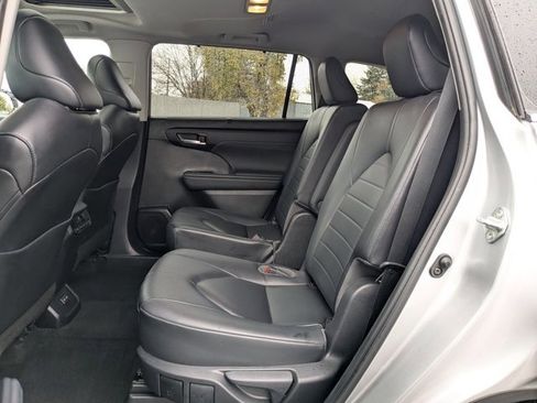 Used 2023 Toyota Highlander XLE image 19