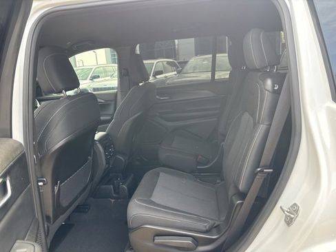 Used 2024 Jeep Grand Cherokee L Laredo image 11