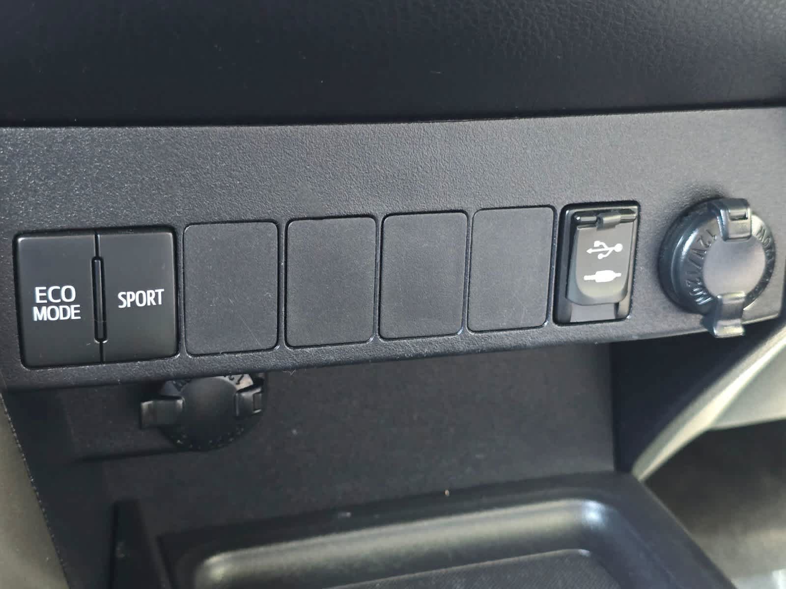 Used 2015 Toyota RAV4 XLE AWD/4WD image 14
