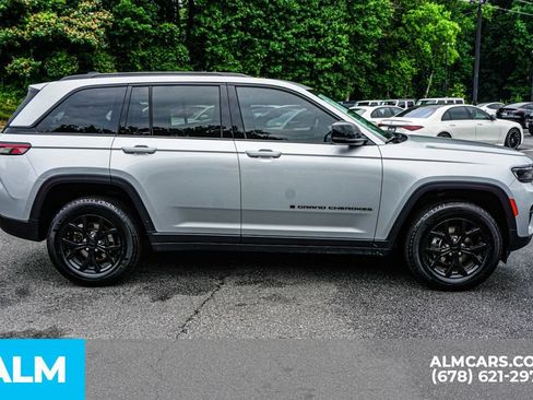Used 2025 Jeep Grand Cherokee Altitude AWD/4WD image 8