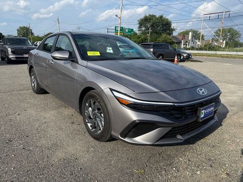 Used 2024 Hyundai Elantra SEL FWD image 3