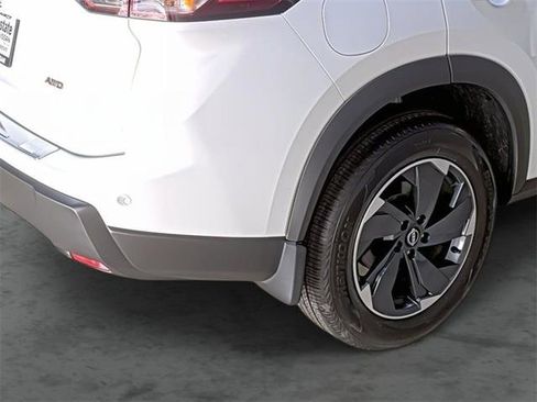 Used 2025 Nissan Rogue SV AWD/4WD image 12