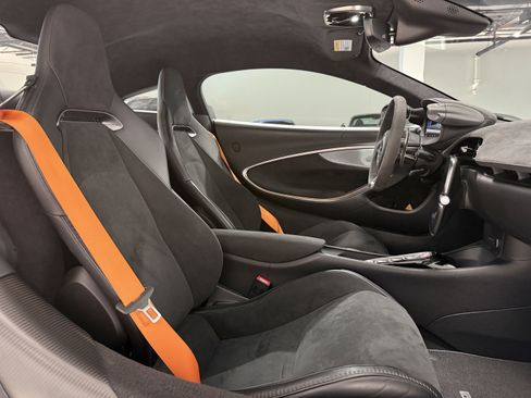 Used 2023 McLaren Artura RWD image 16