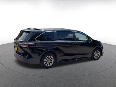 Used 2025 Toyota Sienna XLE FWD image 14